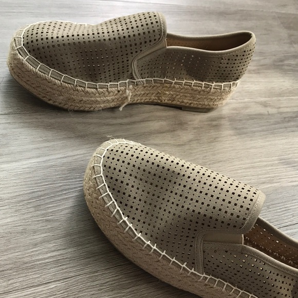 Never worn woman’s shoes - Picture 2 of 5